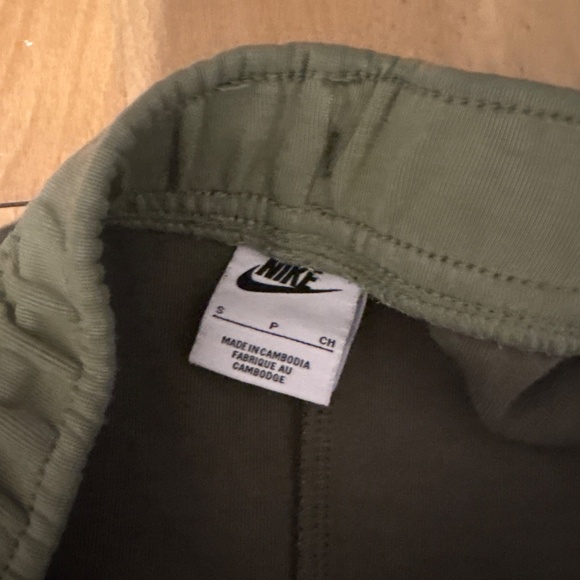 Green Nike tech sweatpants - Picture 2 of 3